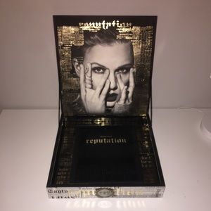 Taylor Swift Other - REPUTATION STADIUM TOUR COLLECTOR'S BOX Taylor Swift Other - REPUTATION STADIUM TOUR COLLECTOR'S BOX